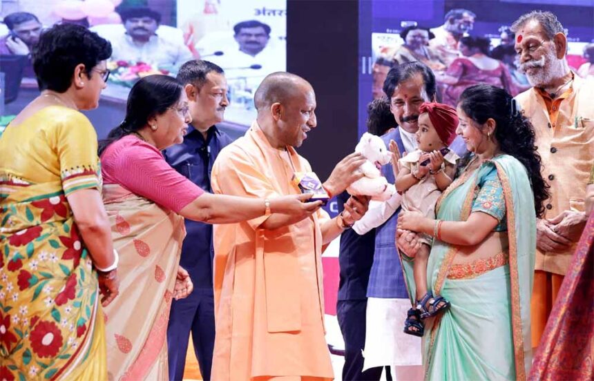 अंतरराष्ट्रीय महिला दिवस पर सीएम योगी ने नारी शक्ति को सम्मान देकर सुनी उनकी सफल