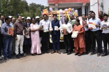 कलेक्टर ने पुस्तक दान रथ को दिखाई हरी झंडी