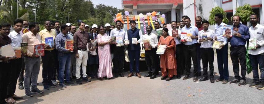 कलेक्टर ने पुस्तक दान रथ को दिखाई हरी झंडी