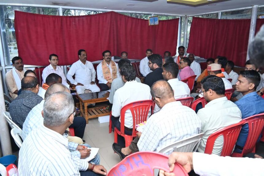 ठेकेदारों को निर्माण कार्य 1 वर्ष में पूरा करने दिए निर्देश