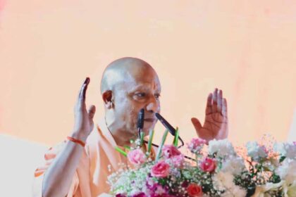 सीएम योगी  रक्षा मंत्री राजनाथ सिंह और मुख्यमंत्री योगी आदित्यनाथ ने राजधानी लखन