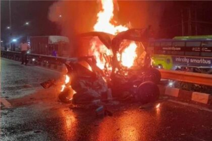 भयानक सड़क हादसा: पानीपत में टक्कर के बाद वैन में आग, पैर फंसने से नहीं बच सकी य