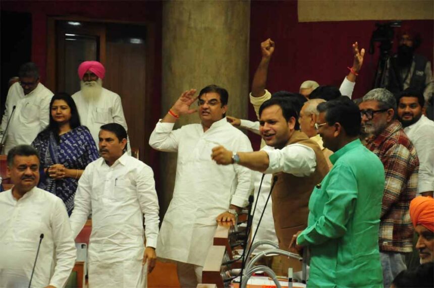 सदन में बवाल के बाद कार्रवाई: 8 कांग्रेस विधायक ‘नेम’, विरोध में साथियों ने छोड़