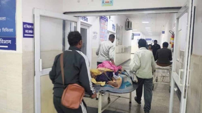 स्वास्थ्य व्यवस्था पर सवाल: ग्वालियर अस्पताल की लिफ्ट 20 दिन से बंद, कराहते मरीज