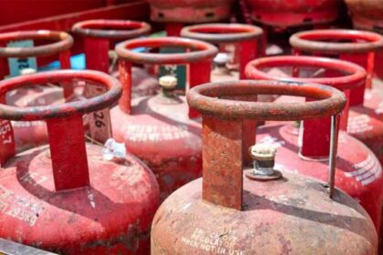 गैस सिलिंडर नहीं मिला तो भड़के लोग, लंबा इंतजार करने के बाद डीएम आवास पर किया हं