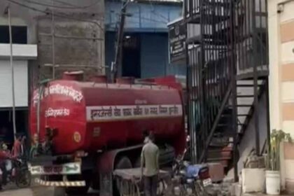 स्क्रैप गोदाम में लगी आग से हड़कंप: इंदौर में दूर-दूर तक फैला धुआं