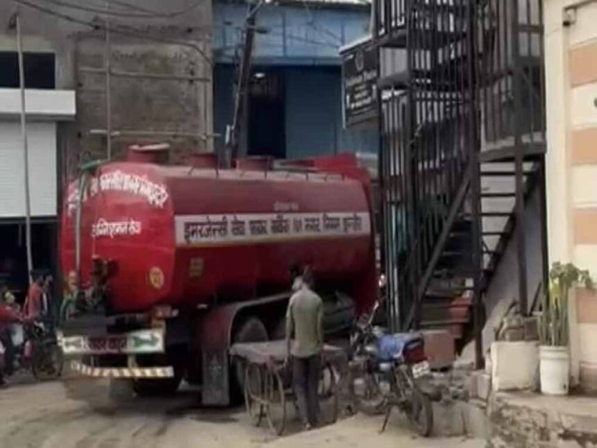 स्क्रैप गोदाम में लगी आग से हड़कंप: इंदौर में दूर-दूर तक फैला धुआं