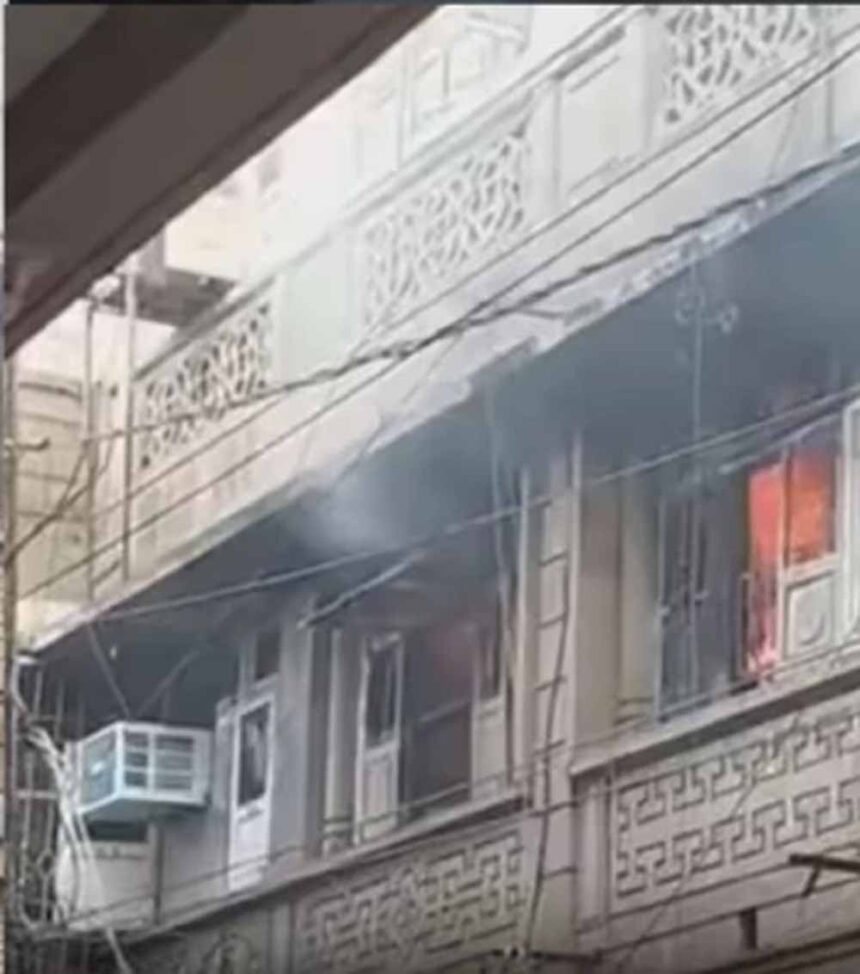 घर में आग से फटे सिलेंडर व एसी कंप्रेसर से महिला की मौत