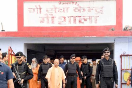 गोमाता को खिलाया गुड़, जन प्रतिनिधियों से भी किया संवाद