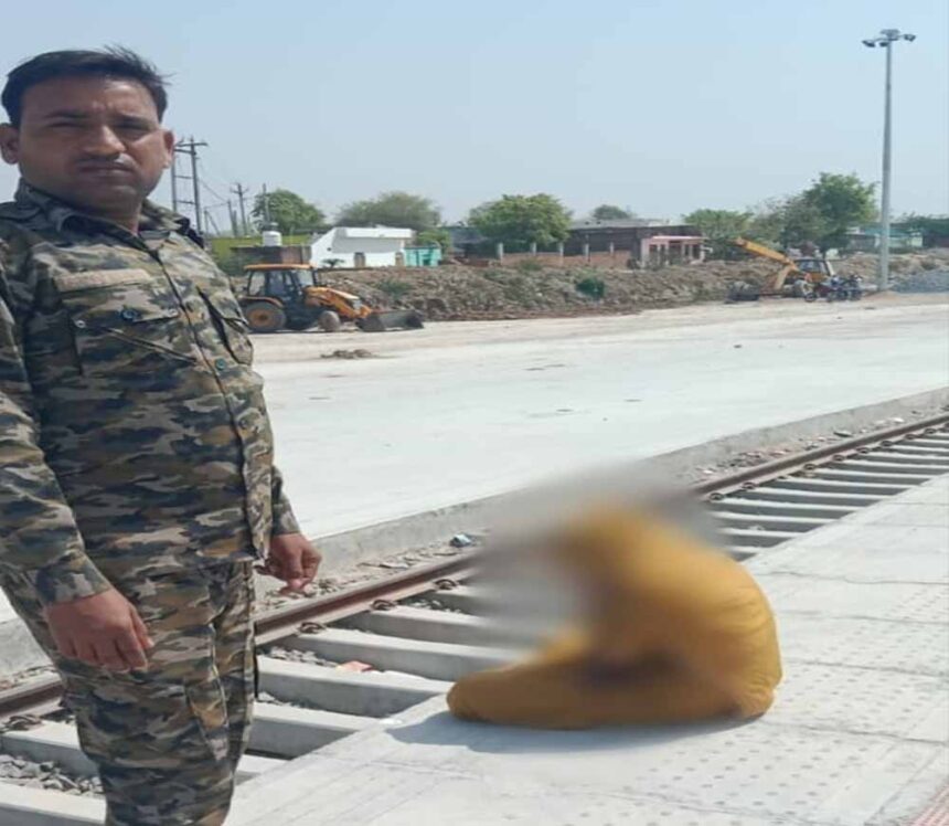 निवाड़ी के डायल 112 हीरोज: सतर्कता और समझाइशदेकर आत्‍महत्‍या के उद्देश्‍य से रेल