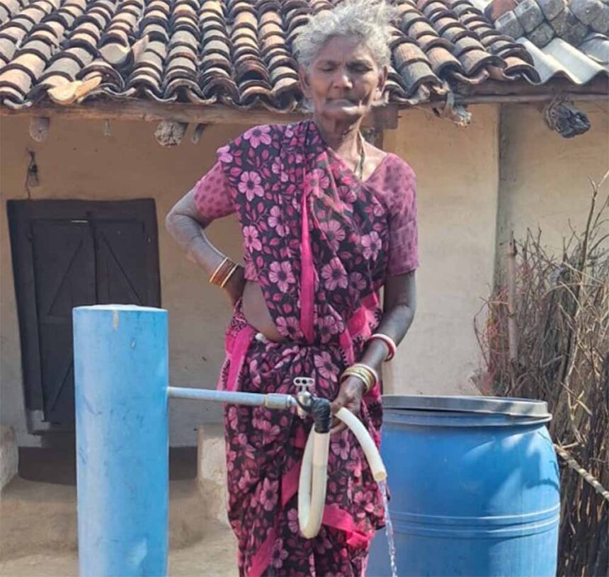 पानी की जंग से मिली आज़ादी: जल जीवन मिशन ने बदली फुलमत बाई की तकदीर 1 पानी की जंग से मिली आज़ादी: जल जीवन मिशन ने बदली फुलमत बाई की तकदीर