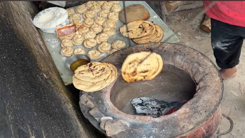 पंजाब विश्वविद्यालय के 28 साल पुराने ढाबा लकड़ी के तंदूर पर परोस रहा भोजन