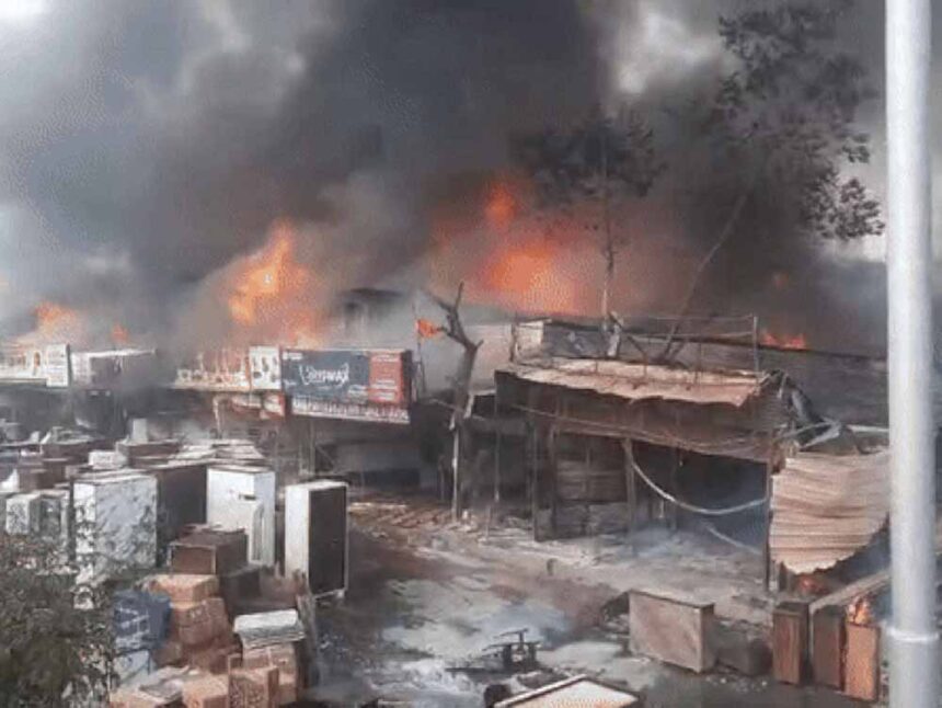 Chandigarh Fire Incident: मोबाइल मार्केट में अग्निकांड, फोटो लैब खाक- दुकानदारों