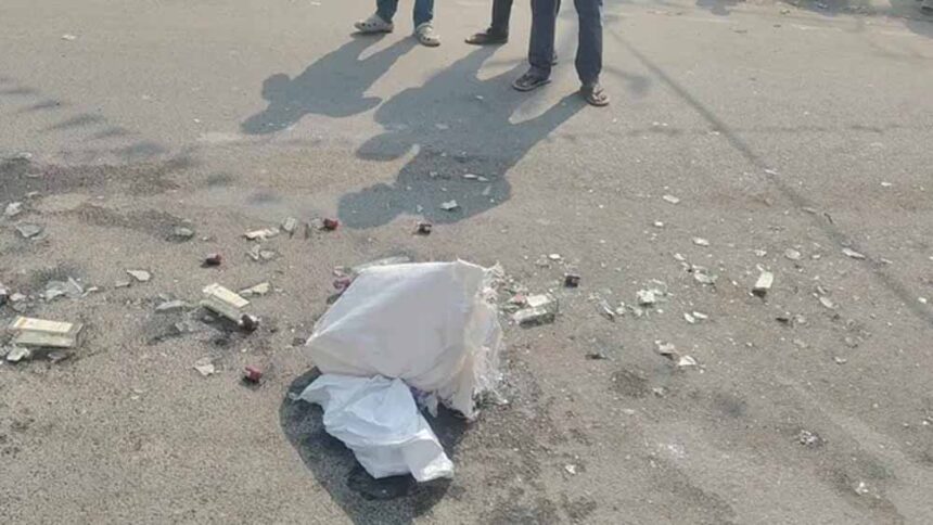 होली से पहले बेगूसराय में शराब की खेप पकड़ी गई, सड़क पर गिरी बोतलों ने खोली पोल