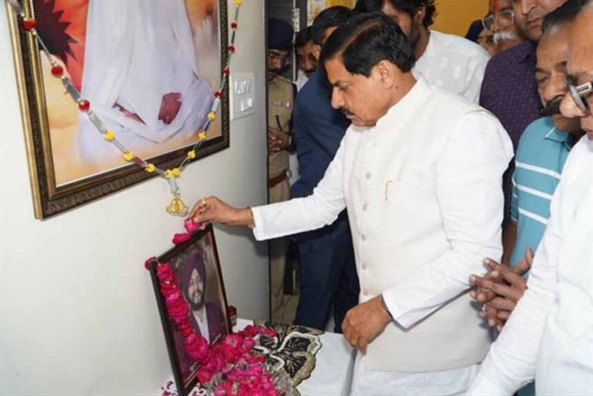 मुख्यमंत्री डॉ. यादव ने उज्जैन में दिवंगत गुरकीरत के चित्र पर पुष्प अर्पित कर दी