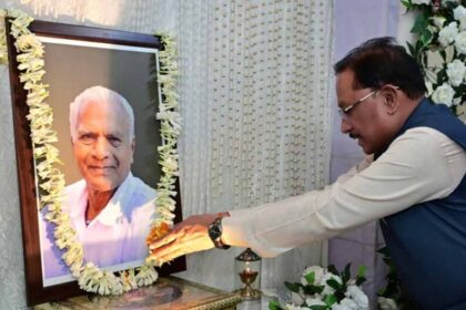 मुख्यमंत्री  विष्णुदेव साय ने लोकतंत्र सेनानी स्वर्गीय महावीर प्रसाद जैन को दी श