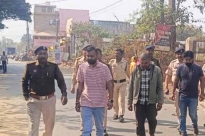 नशे में हंगामा पड़ा भारी, आरोपियों की शहर में परेड कर पुलिस ने दिया सख्त संदेश