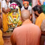 एक दिवसीय दौरे पर अयोध्या पहुंचे सीएम योगी, श्रीरामलला के चरणों में झुकाया शीश