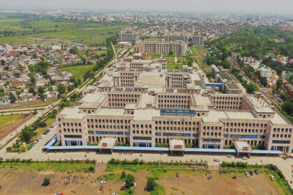 नसों के बीच फंसा ट्यूमर, निजी अस्पतालों ने किया मना, एम्स में माइक्रोसर्जरी से स