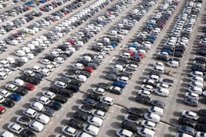 फरवरी 2026 में कारों की बिक्री में तेजी, Tata की बिक्री 34% और Mahindra की 19% ब