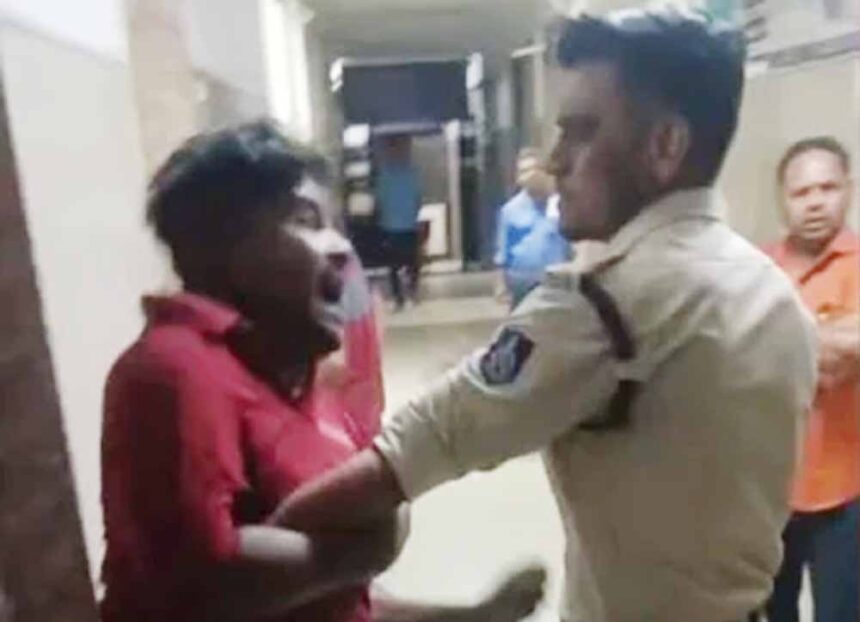 दमोह अस्पताल में हंगामा, जेल प्रहरी से बदसलूकी का वीडियो वायरल, पुलिस जांच में ज