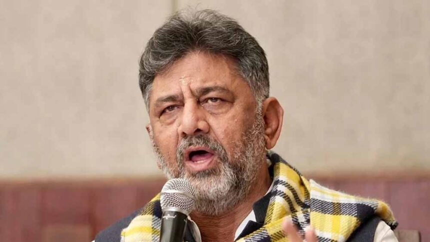 कर्नाटक में नेतृत्व बदलने की चर्चा! दिल्ली रवाना हुए डी के शिवकुमार, मलिकार्जुन