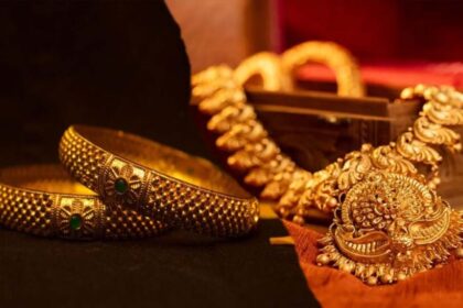सोना-चांदी की कीमतों में आई भारी गिरावट, चमक पड़ी फीकी, जानें आज के रेट