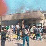 खामेनेई के निधन के बाद बवाल: दूतावास के बाहर पाकिस्तानी प्रदर्शनकारियों पर अमेरि