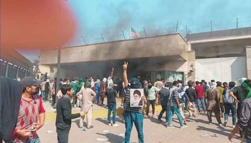 खामेनेई के निधन के बाद बवाल: दूतावास के बाहर पाकिस्तानी प्रदर्शनकारियों पर अमेरि