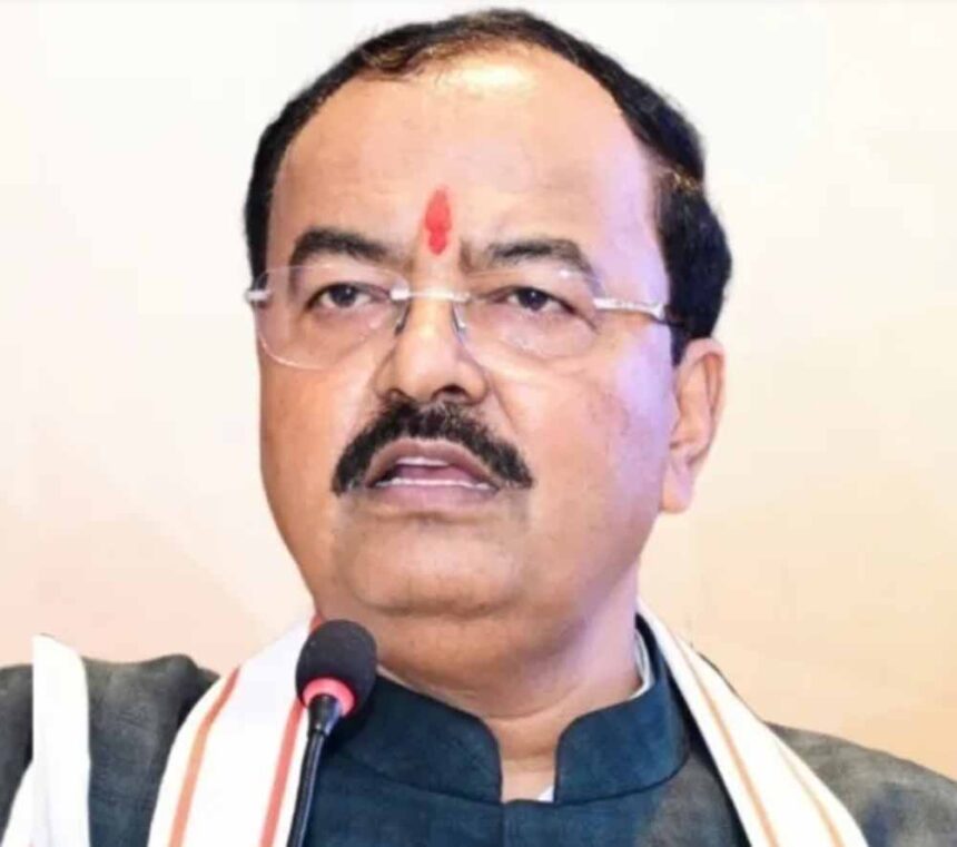 Keshav Prasad Maurya का हेलीकॉप्टर इमरजेंसी लैंडिंग के बाद सुरक्षित, धुएँ से मचा