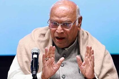 खरगे का तंज—प्यार हमसे, शादी मोदी से, PM मोदी भी हंसे, संसद में छाया मजेदार पल