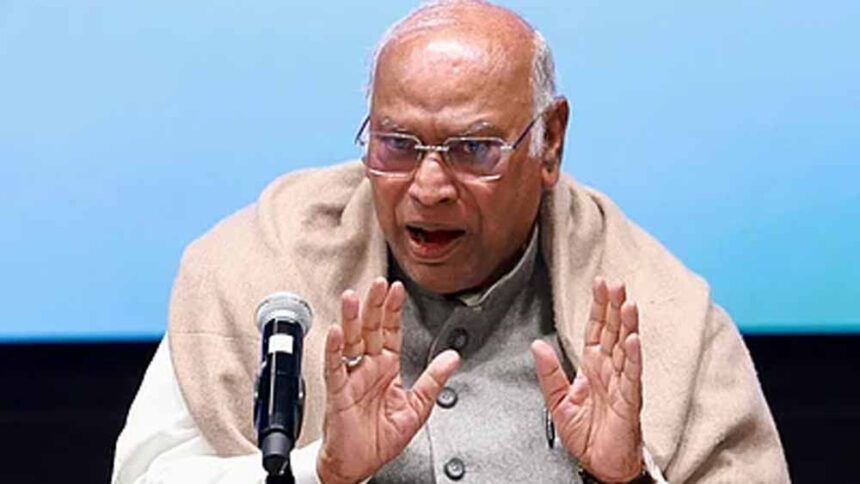 खरगे का तंज—प्यार हमसे, शादी मोदी से, PM मोदी भी हंसे, संसद में छाया मजेदार पल