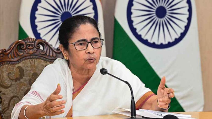 ममता बनर्जी का केंद्र पर हमला: राज्यपाल के इस्तीफे को बताया ‘अमित शाह की राजनीति