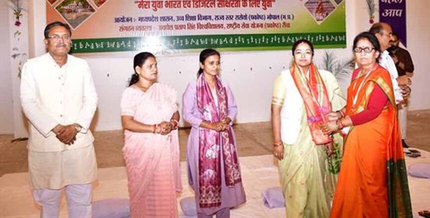 राज्यमंत्री बागरी ने स्वयंसेवकों से सोशल मीडिया के प्रभाव पर किया संवाद