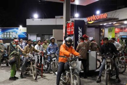 पेट्रोल की बढ़ती कीमतों का असर: नोएडा में लोग कर रहे टंकी फुल कराने की दौड़