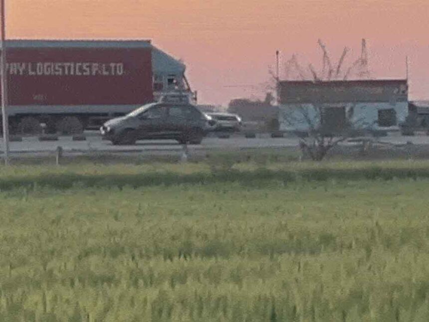 ग्वालियर हादसा: तेज रफ्तार ट्रक की टक्कर से कार घसीटती चली गई, मची अफरा-तफरी