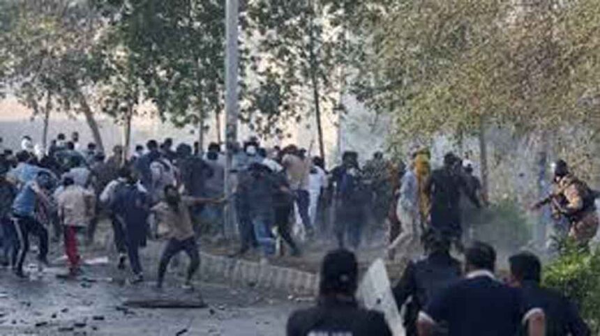 ईरान संकट पर पाकिस्तान सतर्क, रक्षा मंत्री का बयान—युद्ध भड़का तो पड़ेंगे गंभीर 1 ईरान संकट पर पाकिस्तान सतर्क, रक्षा मंत्री का बयान—युद्ध भड़का तो पड़ेंगे गंभीर